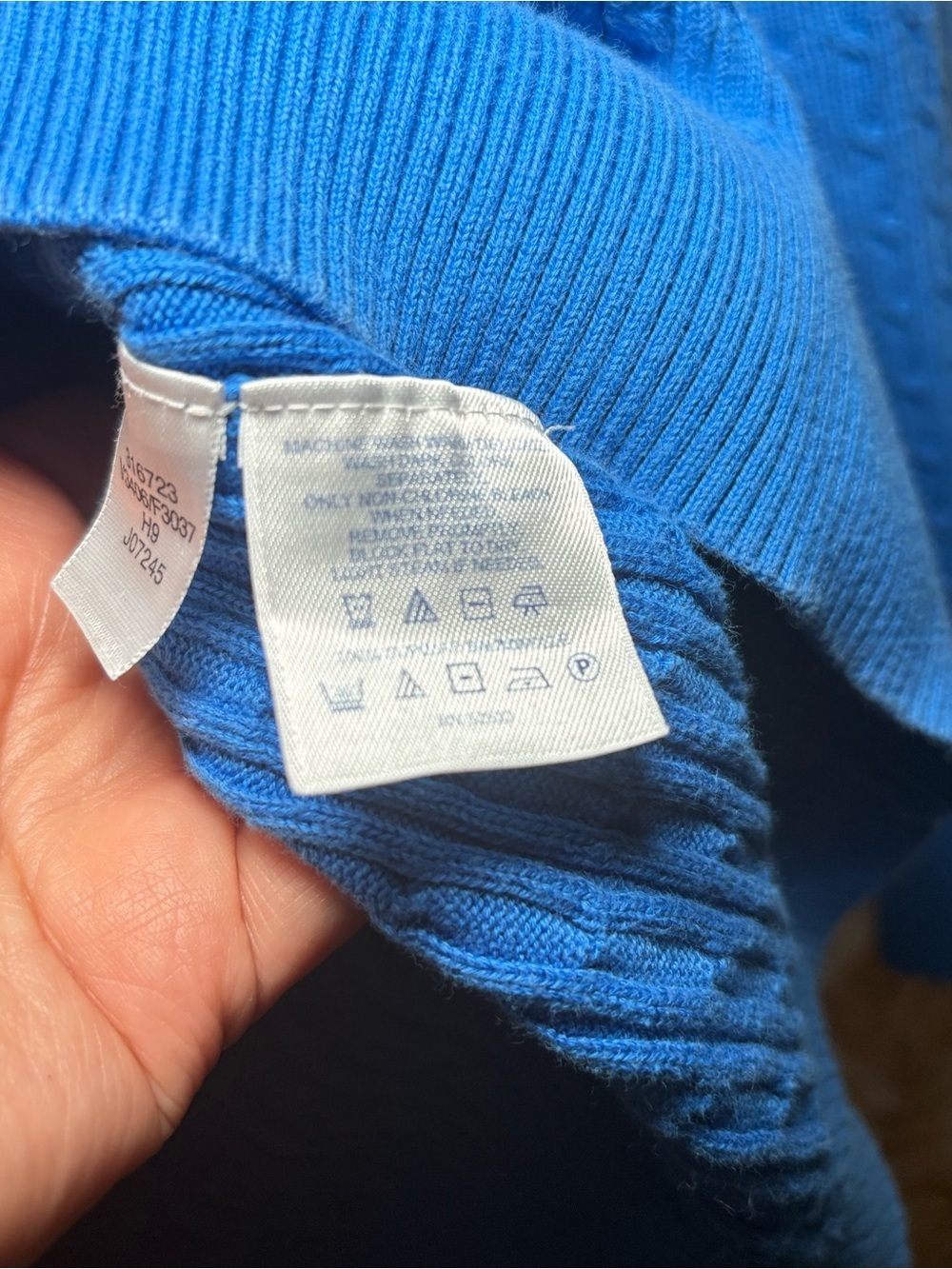 Lands' End Royal Blue Cable Knit V-Neck Sweater | Classic Preppy Pullover - Picture 5 of 10